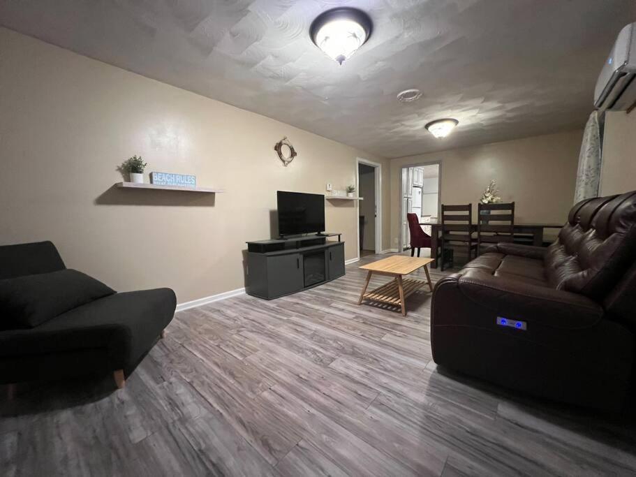 Near Cedar Point And Downtown Holiday home *